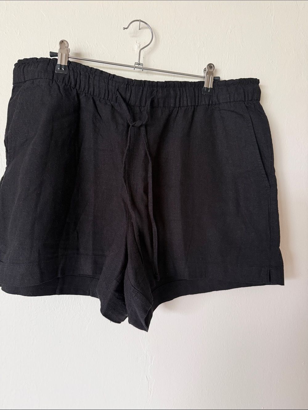Gap- threaded drawstring shorts - Picture 2 of 4
